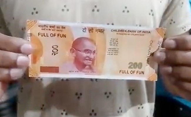 ATM ने निकला 'चूरन वाला नोट', लिखा था 'Full of Fun', सोशल मीडिया पर वायरल हुआ है वीडियो