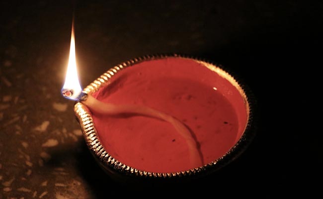Agra District Jail Inmates To Make 1 Lakh Diyas With Cow Dung For Diwali