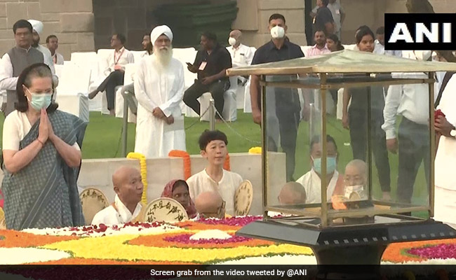 कांग्रेस की अंतरिम अध्यक्ष सोनिया गांधी और कांग्रेस सांसद राहुल गांधी ने महात्मा गांधी को दी श्रद्धांजलि