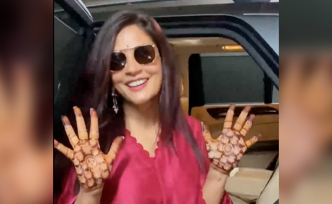 Richa Chadha Shows Off Her Wedding <i>Mehendi</i> At Mumbai Airport