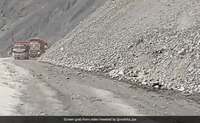 8,000 Stranded Trucks Carrying Apples Cleared From Kashmir Highway