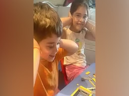 करण जौहर ने गाया ऐसा बेसुरा गाना, बच्चों ने कर लिए कान बंद, VIDEO देख कर आपकी भी छूट जाएगी हंसी करण जौहर ने गाया ऐसा बेसुरा गाना, बच्चों ने कर लिए कान बंद, VIDEO देख कर आपकी भी छूट जाएगी हंसी