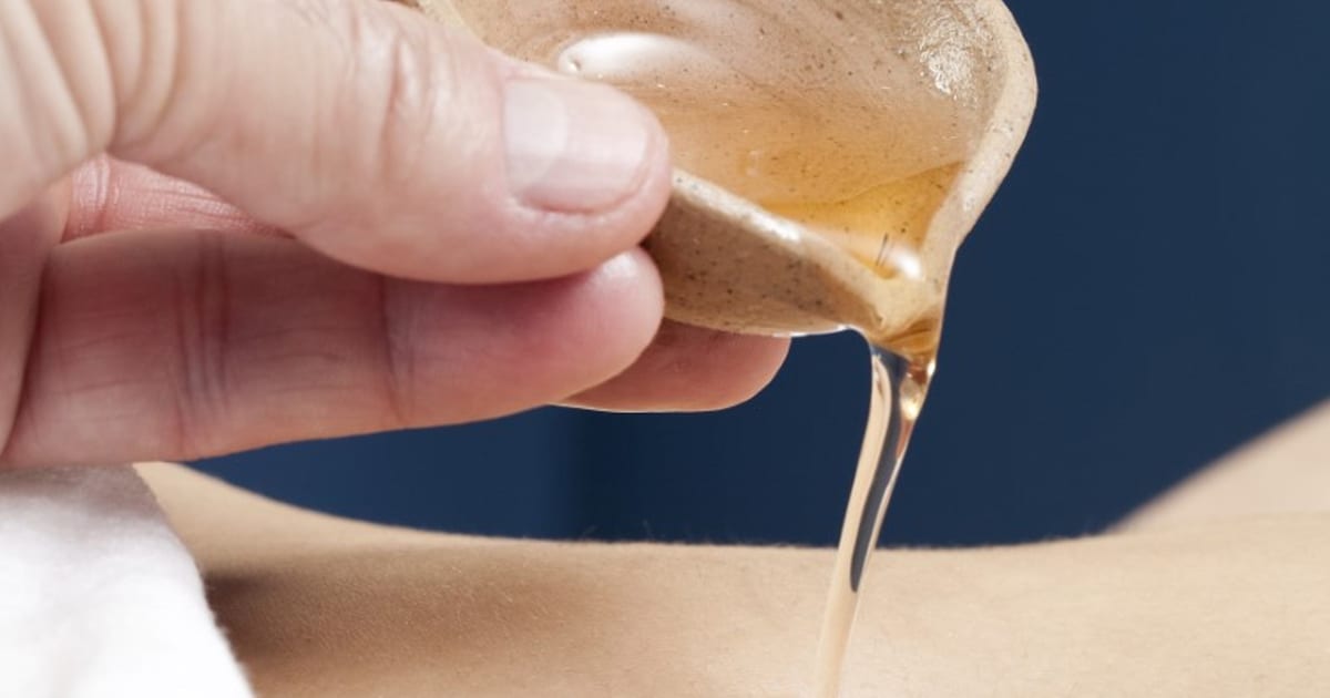 Касторовое масло в пупок. Почему мажутся. Скудные мажущие выделения. Почему мажущие выделения после месячных. Светло коричневая мазня.