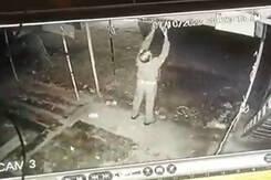 यूपी पुलिस के दारोगा को सड़क किनारे की एक दुकान से बल्ब चुराते कैमरे में कैद किया गया यूपी पुलिस के दारोगा को सड़क किनारे की एक दुकान से बल्ब चुराते कैमरे में कैद किया गया