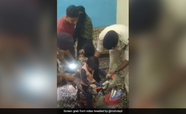 VIDEO : मां की शिकायत करने थाने पहुंचा 3 साल का बच्चा, मंत्री ने गिफ्ट में दिए चॉकलेट और साइकिल