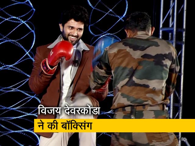 विजय देवरकोंडा का सेना के जवानों के साथ बॉक्सिंग और पुश-अप मुकाबला