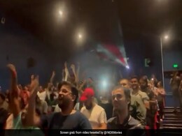VIDEO: पाकिस्तान पर भारत की जीत के बाद मना जबरदस्त जश्न, लगे Kohli.. Kohli.. और भारत माता की जय के नारे VIDEO: पाकिस्तान पर भारत की जीत के बाद मना जबरदस्त जश्न, लगे Kohli.. Kohli.. और भारत माता की जय के नारे
