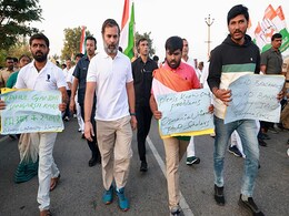 राहुल गांधी ने ‘भारत यात्रियों’ के साथ मोरबी पुल हादसे के पीड़ितों के लिए दो मिनट का रखा मौन राहुल गांधी ने ‘भारत यात्रियों’ के साथ मोरबी पुल हादसे के पीड़ितों के लिए दो मिनट का रखा मौन