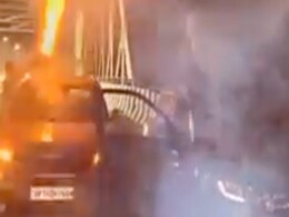 गाजियाबाद के व्यस्त हाइवे पर दो छात्रों ने कार की छत पर की आतिशबाजी, हुए अरेस्ट गाजियाबाद के व्यस्त हाइवे पर दो छात्रों ने कार की छत पर की आतिशबाजी, हुए अरेस्ट