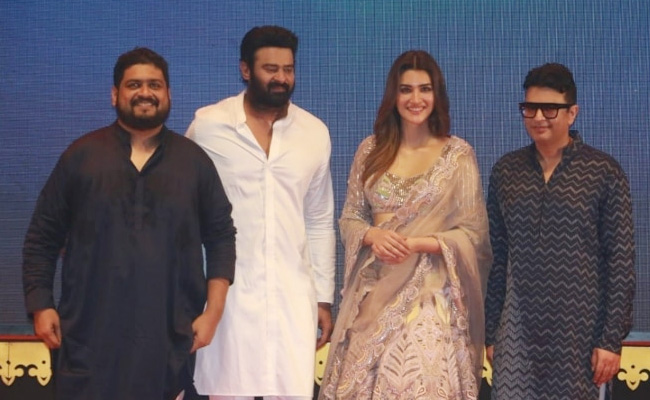 प्रभास के माथे से टपक रहा था पसीना तो कृति सेनन ने पोंछने के लिए ऑफर किया पल्लू तो बाहुबली का यूं आया रिएक्शन