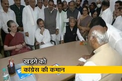 सोनिया गांधी ने मल्लिकार्जुन खरगे को खुद कांग्रेस अध्यक्ष की कुर्सी पर बैठाया सोनिया गांधी ने मल्लिकार्जुन खरगे को खुद कांग्रेस अध्यक्ष की कुर्सी पर बैठाया