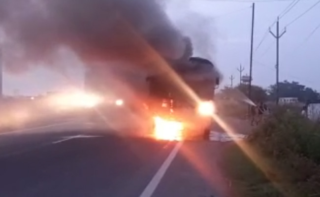 VIDEO : पुलिस की बस के नीचे आग में झुलसता रहा शख्स, पुलिसवाले भागे, बिहार में सामने आई दिल दहलाने वाली दुर्घटना