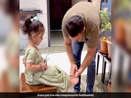VIDEO: महाअष्टमी पर बेटी शमीशा के पैर धोकर पूजा करते नजर आए राज कुंद्रा, शिल्पा बोलीं- घर में महागौरी है VIDEO: महाअष्टमी पर बेटी शमीशा के पैर धोकर पूजा करते नजर आए राज कुंद्रा, शिल्पा बोलीं- घर में महागौरी है