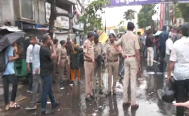 Video: Arvind Kejriwal Banners Torn By BJP Supporters In Gujarat Over Minister's "Anti-Hindu Remarks"