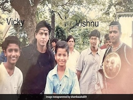 Sunny And Vicky Kaushal Pose With Shah Rukh Khan In Throwback Gold Sunny And Vicky Kaushal Pose With Shah Rukh Khan In Throwback Gold