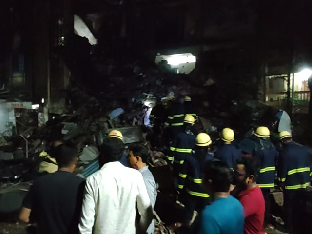 मुंबई में इमारत का हिस्सा गिरने से शख्स की मौत