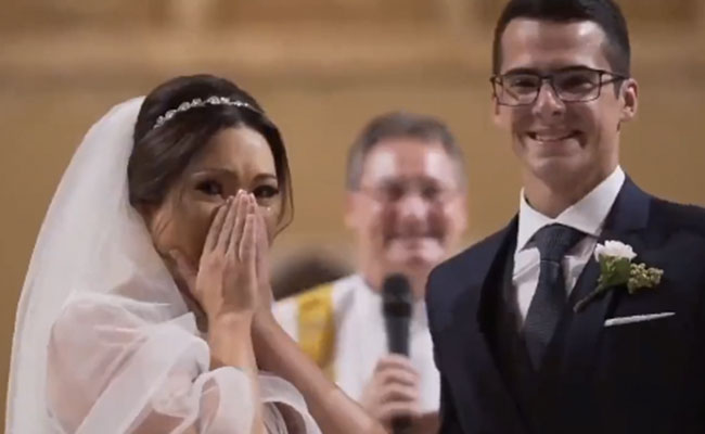 दूल्हे ने दुल्हन को दिया ऐसा सरप्राइज, रोने लगी दुल्हन, लोग बोले- 'ऐसा  नजारा पहले कभी नहीं देखा'