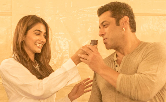 Pooja Hegde ने Salman Khan के साथ मनाया जन्मदिन, फैन्स बोले- भाई क्या लग रहे हो आप