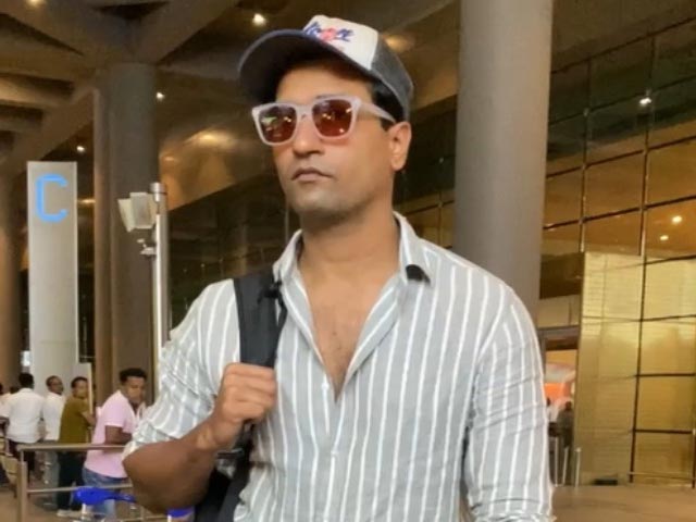 At Airport, Vicky Kaushal Clicks Selfies With Fans