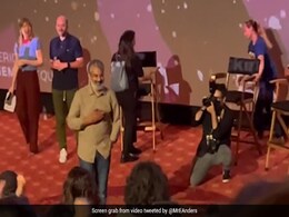 Watch: SS Rajamouli Gets A Standing Ovation For His Film <i>RRR</i> In The US Watch: SS Rajamouli Gets A Standing Ovation For His Film <i>RRR</i> In The US