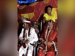 स्टेज पर बैठा था दूल्हा पीछे खड़े शख्स ने भर दी दुल्हन की मांग, फिर लड़की ने जो किया देख उड़े लोगों के तोते, बोले- पापा की परी निकली ये तो ! स्टेज पर बैठा था दूल्हा पीछे खड़े शख्स ने भर दी दुल्हन की मांग, फिर लड़की ने जो किया देख उड़े लोगों के तोते, बोले- पापा की परी निकली ये तो !