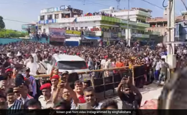 सब कुछ भूल दुकानों-मकानों की छत पर पहुंच गई लोगों की भीड़, इस भोजपुरी एक्ट्रेस की एक झलक पाने के लिए दिखा फैंस का सैलाब