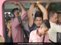 Old Video Of Man Squeezing Himself To Get Inside Packed Mumbai Metro Train Goes Viral Old Video Of Man Squeezing Himself To Get Inside Packed Mumbai Metro Train Goes Viral