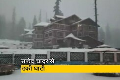 कश्मीर में मौसम की पहली बर्फबारी, पहाड़ों ने ओढ़ी सफेद चादर कश्मीर में मौसम की पहली बर्फबारी, पहाड़ों ने ओढ़ी सफेद चादर