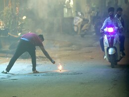 दिल्ली : प्रतिबंध के बावजूद कई इलाकों में दीवाली पर जमकर आतिशबाज़ी, हवा हुई जहरीली दिल्ली : प्रतिबंध के बावजूद कई इलाकों में दीवाली पर जमकर आतिशबाज़ी, हवा हुई जहरीली