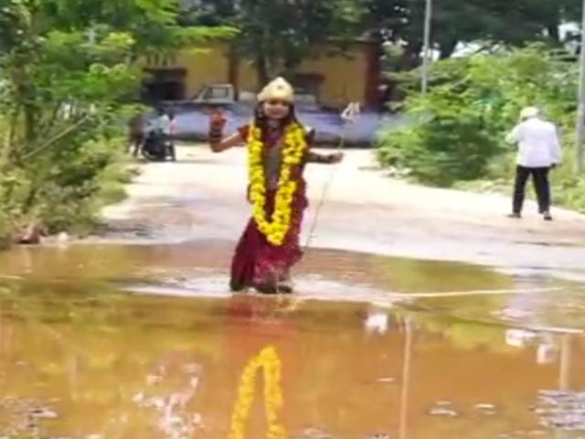 खराब सड़क का विरोध करने के लिए देवी दुर्गा के वेश में गड्ढे में उतरी स्कूली छात्रा