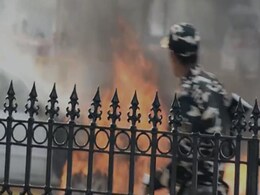 दिल्ली: सड़क किनारे खड़ी कार में अचानक लगी आग, कोई हताहत नहीं दिल्ली: सड़क किनारे खड़ी कार में अचानक लगी आग, कोई हताहत नहीं