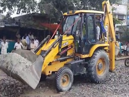 यूपी : NDTV की खबर का असर: VIP वाहनों के काफिले को साइड देने में गड्ढ़े में पलटा था ई-रिक्शा, सड़क ठीक करने के दिए गए निर्देश यूपी : NDTV की खबर का असर: VIP वाहनों के काफिले को साइड देने में गड्ढ़े में पलटा था ई-रिक्शा, सड़क ठीक करने के दिए गए निर्देश