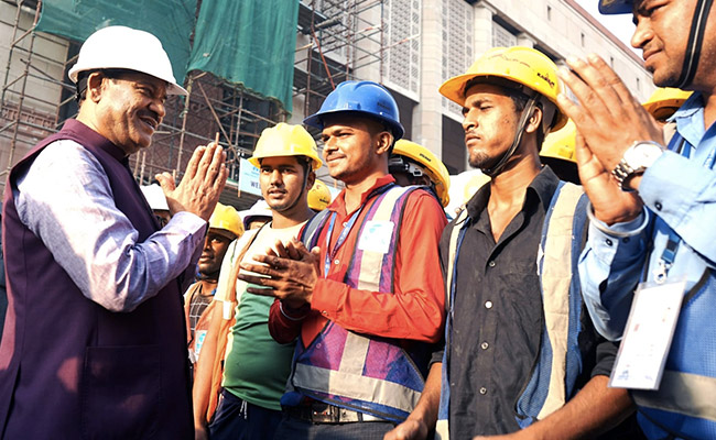 लोकसभा अध्यक्ष ओम बिरला ने निर्माणाधीन संसद भवन का किया निरीक्षण, श्रमिकों को दी दीवाली की शुभकामनाएं 