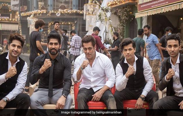<i>Kisi Ka Bhai Kisi Ki Jaan</i>: Salman Khan Welcomes Boxer Vijender Singh Onboard