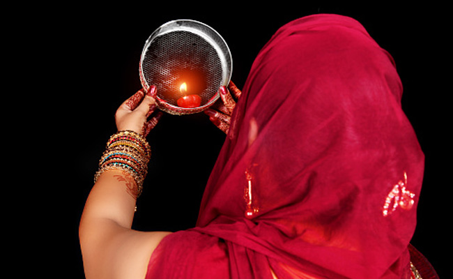 करवा चौथ के दिन ही उजड़ गया पत्नी का सुहाग, अचानक पति को आया हार्ट अटैक और... करवा चौथ के दिन ही उजड़ गया पत्नी का सुहाग, अचानक पति को आया हार्ट अटैक और...
