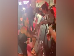 आमिर खान की बेटी आइरा खान को बॉयफ्रेंड नुपुर ने घुटनों पर बैठ कर पहनाई रिंग, वीडियो में दिखा कपल का क्यूट अंदाज  आमिर खान की बेटी आइरा खान को बॉयफ्रेंड नुपुर ने घुटनों पर बैठ कर पहनाई रिंग, वीडियो में दिखा कपल का क्यूट अंदाज