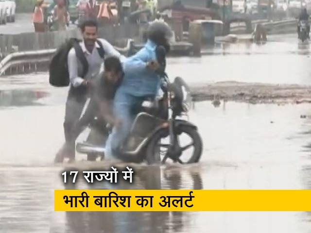 बेमौसम की बारिश बनी आफत, पानी-पानी से सराबोर दिखी सड़कें