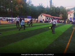 VIDEO: पूर्व मुख्यमंत्री उमर अब्दुल्ला ने श्रीनगर में दिखाए अपने फुटबॉल के स्किल VIDEO: पूर्व मुख्यमंत्री उमर अब्दुल्ला ने श्रीनगर में दिखाए अपने फुटबॉल के स्किल