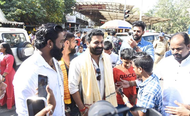 Pics: <i>Kantara</i> Star Rishab Shetty Offers Prayers At Siddhivinayak Temple In Mumbai After The Success Of The Film