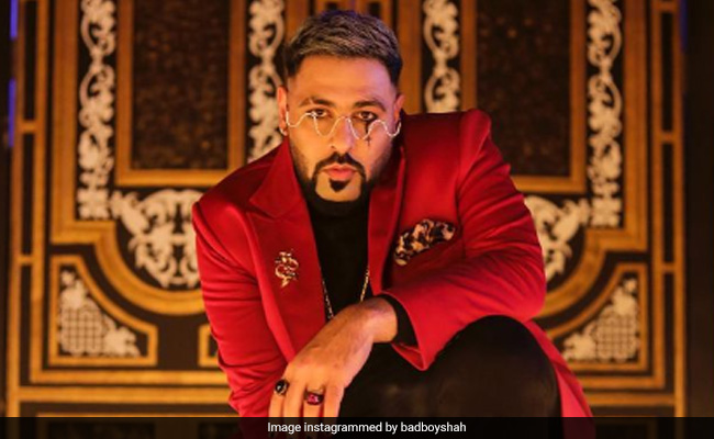 स्टेज शो में गाना गाते गाते धड़ाम से गिरे ‘बादशाह’! अब वीडियो सामने आने के बाद रैपर ने दिया रिएक्शन