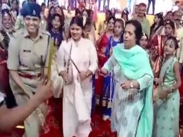 UP:  बीजेपी नेता के साथ वर्दी पहनकर गरबा डांस करते दिखे पुलिस अधिकारी, VIDEO वायरल UP:  बीजेपी नेता के साथ वर्दी पहनकर गरबा डांस करते दिखे पुलिस अधिकारी, VIDEO वायरल