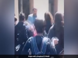Viral Video : स्कूली लड़कियों ने 'प्रिंसिपल' को खदेड़ा...Hijab मुद्दे पर Iran में था सरकार के साथ Viral Video : स्कूली लड़कियों ने 'प्रिंसिपल' को खदेड़ा...Hijab मुद्दे पर Iran में था सरकार के साथ