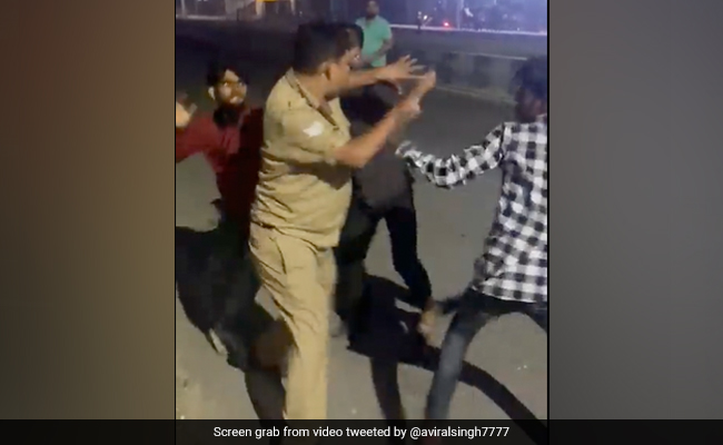 यूपी : बिना हेलमेट पहने बाइक चलाने पर रोका तो युवकों ने की पुलिसकर्मी की पिटाई, वीडियो वायरल