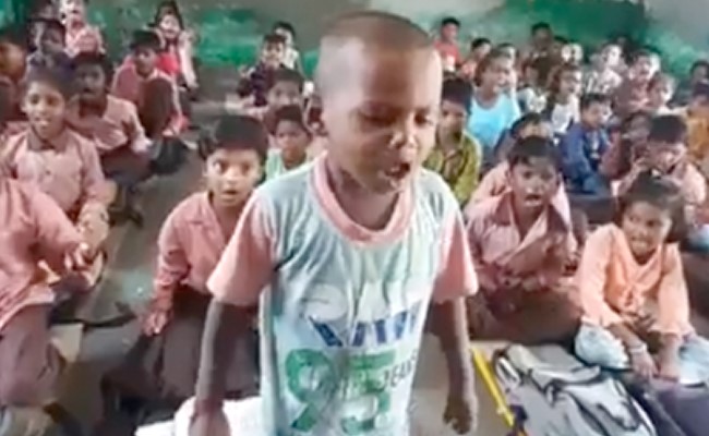 पढ़ने का गज़ब का जज्बा: क्लास में बच्चे ने पढ़ाई के दौरान दिखाई एनर्जी, लोगों ने कहा- IAS बनेगा!