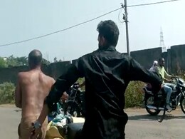 छत्तीसगढ़ : गोमांस बेचने के आरोप में दो लोगों को गांववालों ने कपड़े उतारकर पीटा, वायरल VIDEO में बेल्ट से मारते दिखे छत्तीसगढ़ : गोमांस बेचने के आरोप में दो लोगों को गांववालों ने कपड़े उतारकर पीटा, वायरल VIDEO में बेल्ट से मारते दिखे