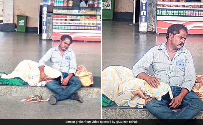 ज़मीन पर बैठे शख्स की गोद में सिर रखकर सो रही थी महिला, लोग बोले- हमसफर वही, जो हर सफर में साथ हो...
