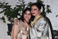 जान्हवी कपूर ने फिल्म 'मिली' की स्क्रीनिंग में रेखा को गले लगाया जान्हवी कपूर ने फिल्म 'मिली' की स्क्रीनिंग में रेखा को गले लगाया