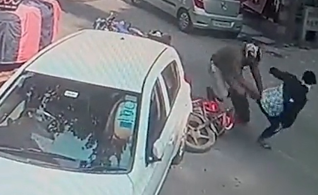 अपनी जान की परवाह किए बगैर कांस्टेबल ने एक स्नैचर को किया गिरफ्तार, वीडियो हो रहा है वायरल अपनी जान की परवाह किए बगैर कांस्टेबल ने एक स्नैचर को किया गिरफ्तार, वीडियो हो रहा है वायरल