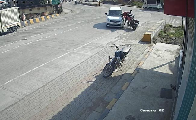 कार और बाइक में भिड़ंत, छोटा बच्चा और उसके माता-पिता हवा में उछलकर गिरे