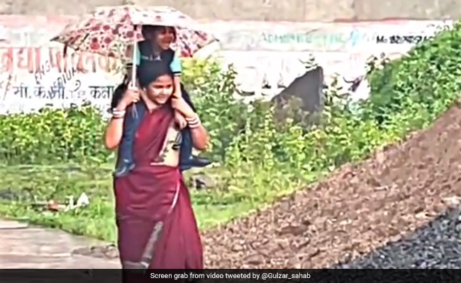 Adorable Video Of A Mother Carrying Her Daughter On Shoulders In The Rain Goes Viral